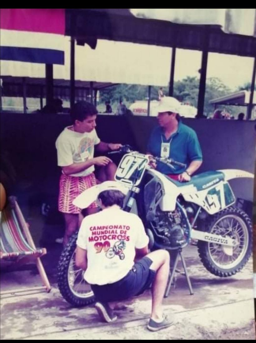 Fotografía antigua de los años noventa: motos y equipo en un campeonato mundial de motocross