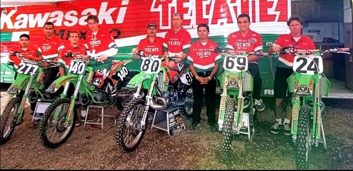 Formación de un equipo de motocross Kawasaki con sus motos alineadas