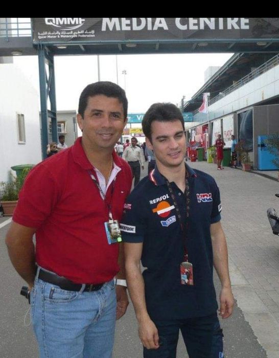 Oriel Peregrina junto a un piloto del equipo Repsol en el paddock